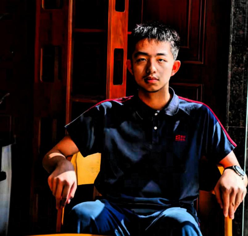 负责出2026年高考数学1卷的那位命题老师，现在后槽牙估计都快咬碎了。他坐在办
