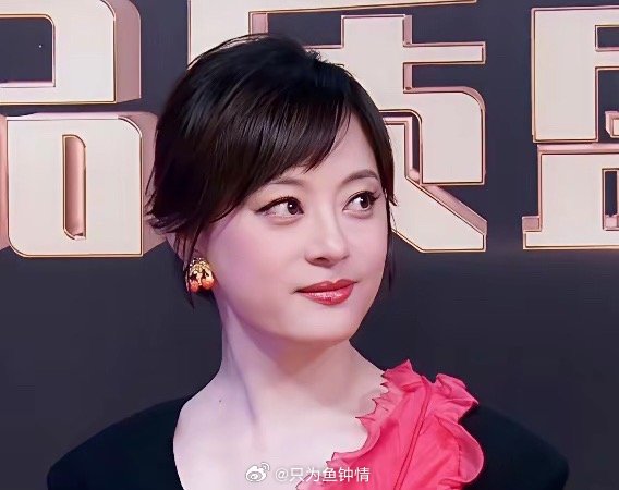 娱乐圈的“人情世故”都在这一幕了！3月9日，电视剧品质盛典，导演郑晓龙登台，大家