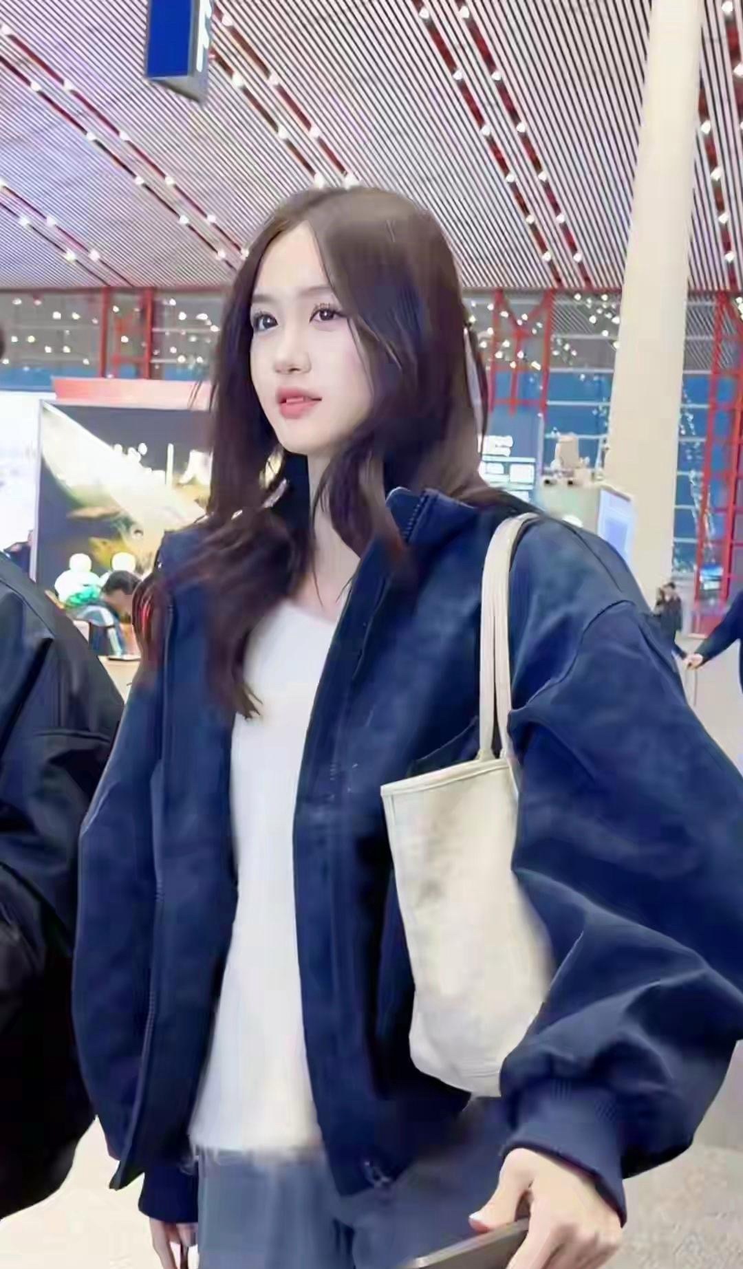 钟丽缇小女儿考拉才15岁，就美成这样，脸超级小又精致，身形高挑，钟丽缇曾在媒体采