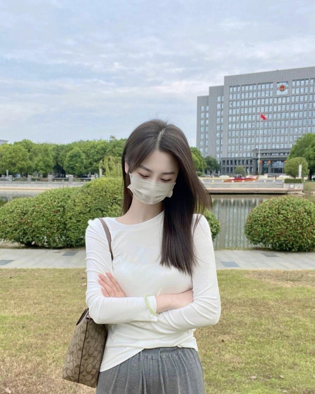 在公园里享受宁静的午后时光，面带微笑，感受大自然的美好。