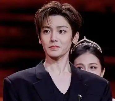 内娱有个奇妙现象，每年都有男演员凭一部剧光速升咖，霸屏一整年。2023年，檀健次