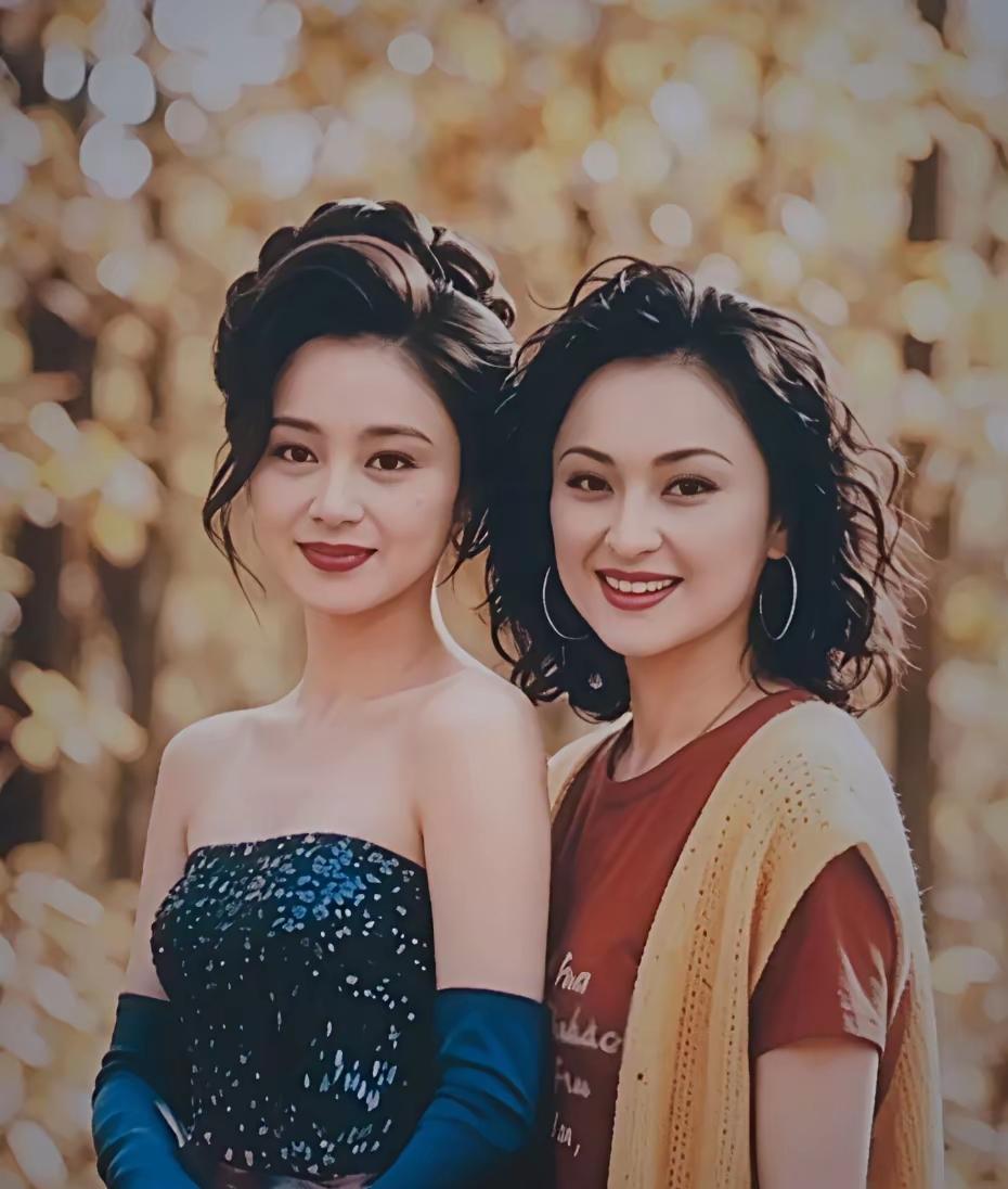 陈红不需要浓妆艳抹，就已经很好看了，浓妆艳抹反而画蛇添足旁边这个女人，不知道是