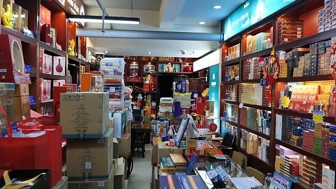 现实挺扎心，上个月巷口那个开了十几年的烟酒店光荣转让，鱼缸酒柜啥的全包，没人敢接