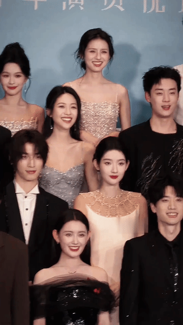 王玉雯的美貌确实太权威了，自带滤镜，比所有的人都白好几个度，完美的脸型根本不惧大