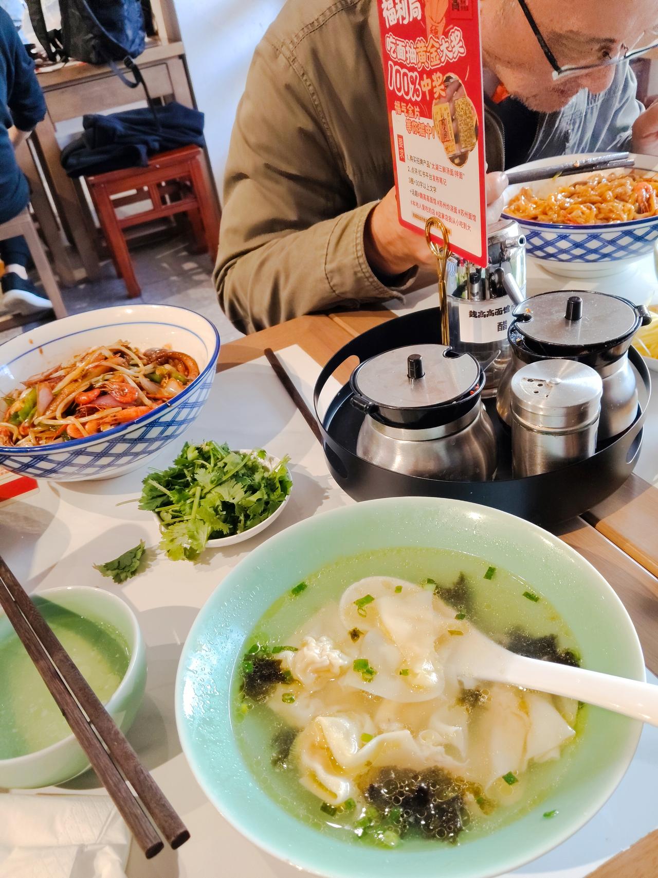 大家好，我是你们的美食探店达人！今天我要为大家推荐一道让人一试难忘的爆款美食——