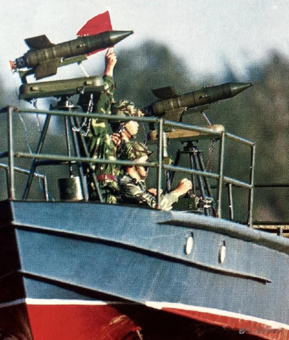 当年是多么的无奈啊！只能把反坦克导弹安装在这种简易的小艇上。射手也没有任何防护