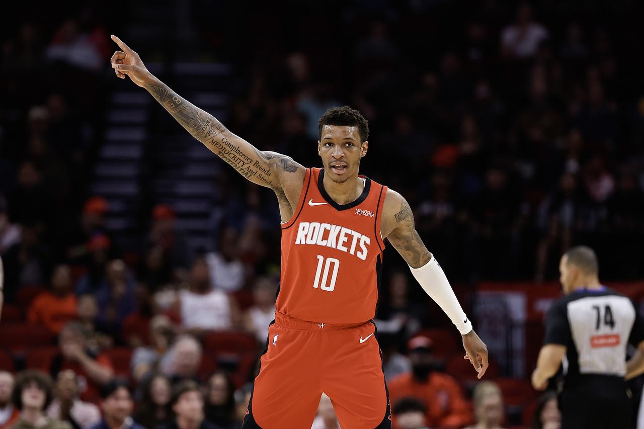 火箭终结了老鹰的11连胜，同时也把队内的前锋给试出来了！小贾这段时间的表现，