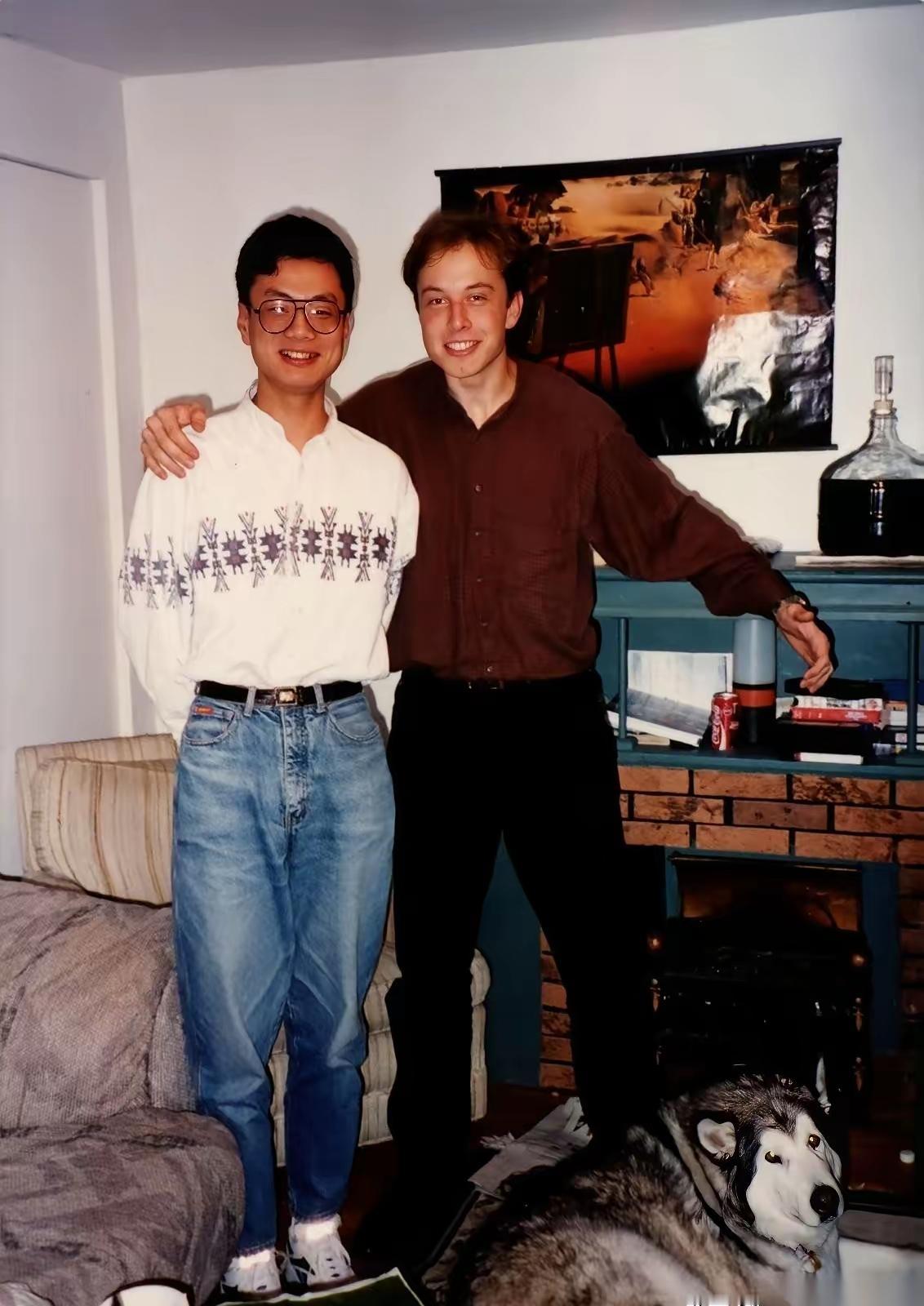 马斯克干过一件特好玩的事儿。还在上大学那会儿，跟一个中国学霸是物理实验搭子，那