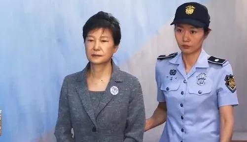 朴槿惠真的是过分了，只因金文洙答应她，如果金文洙选上了就帮她回复“政治名誉”，她