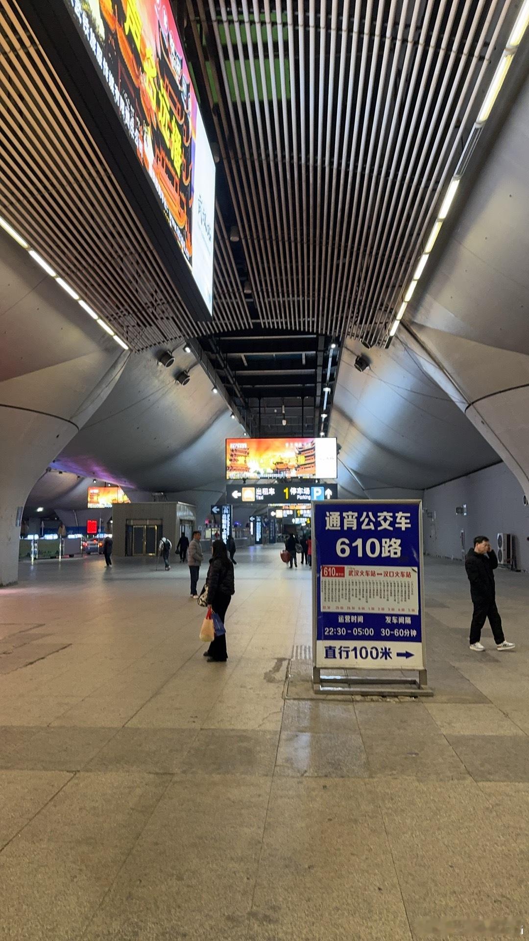 武汉站的设计是，视觉上是严丝合缝实际上漏洞百出。夏天热的要死，因为空调工作需要密