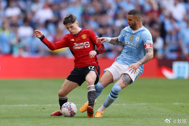 今晚开场最早的这场英超联赛，其实也暗藏一个小小的曼市德比。上一次加纳乔与沃克对阵
