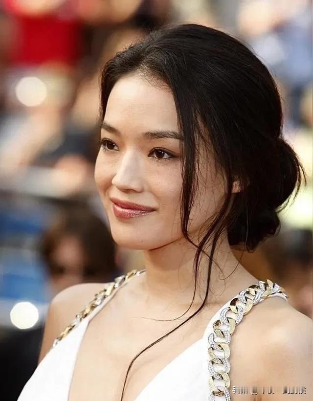 为什么我从未觉得舒淇长得好看？我总觉得她不符合东方的审美，至少不符合我的审美，她