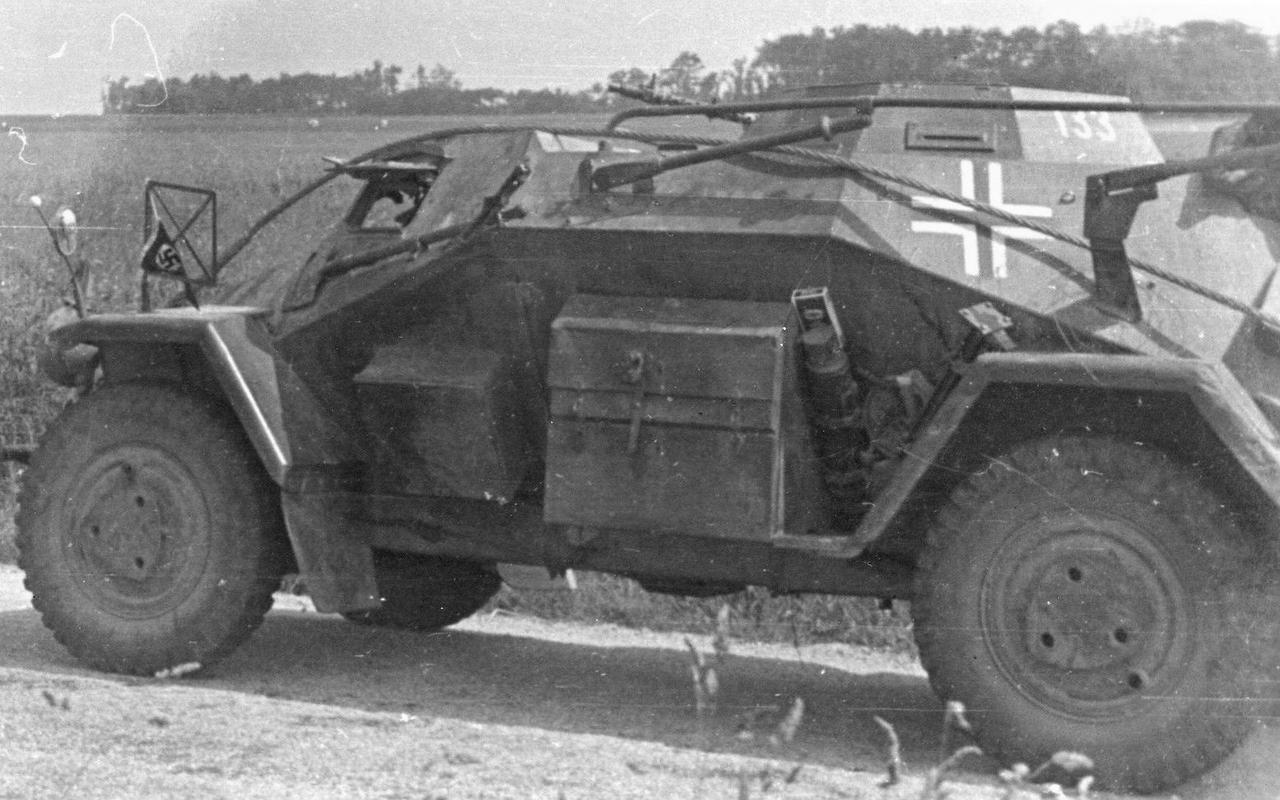 二战期间，东线。在战场的一条乡间小路上，一辆德国Sd.Kfz.223Ausf