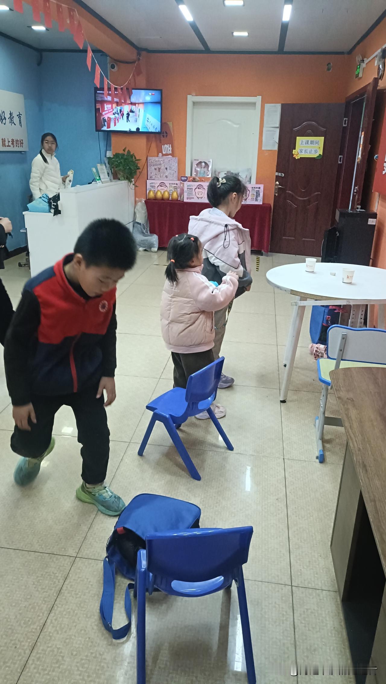 随着天气越来越冷，孩子在外活动的时间也短了，送老大学习英语的时间，顺带着老二出来