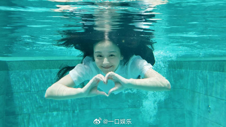包上恩自制水下比心壁纸包上恩真的好有审美，自制壁纸清新又有质感而且粉丝太幸福了吧