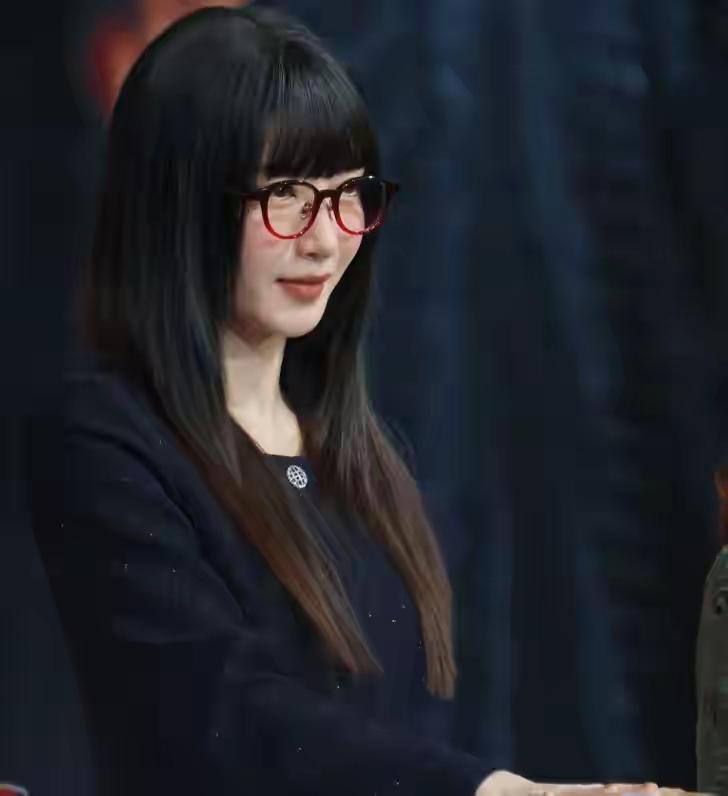 幸亏胡哥当年没娶她！比整容还离谱！39岁江疏影现身活动，脸僵似硅胶，造型丑到