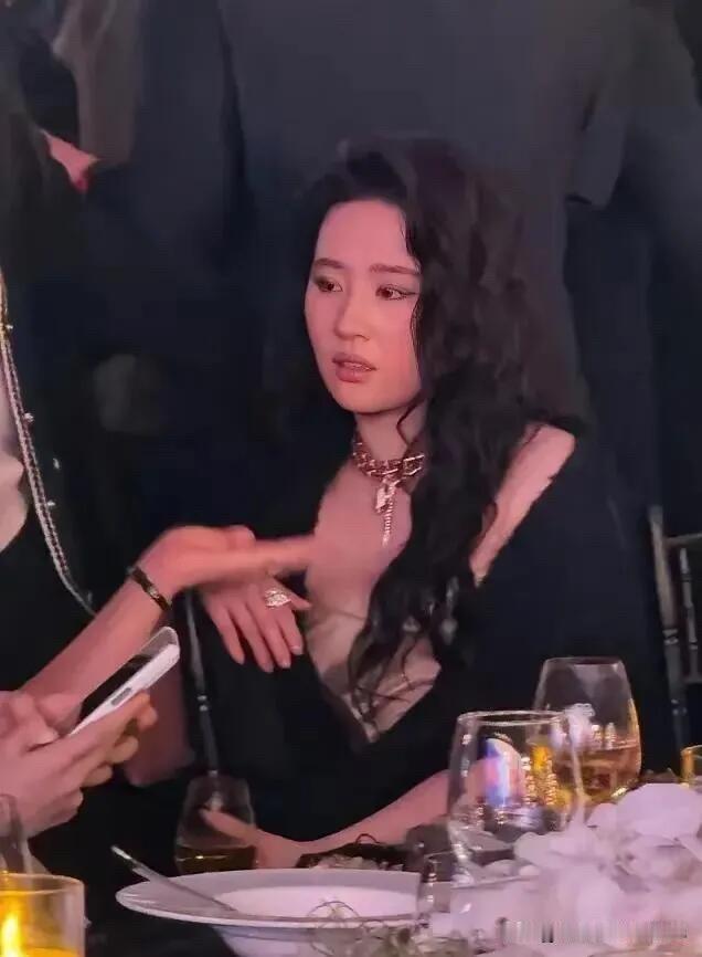 神仙姐姐身材发福了，感觉这种妆造和发型的她没有荧幕中看到的漂亮，看起来气质平平，