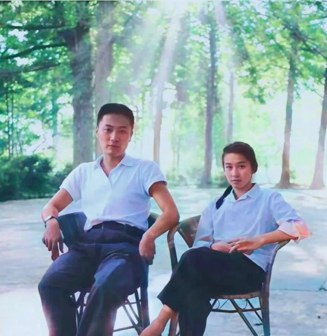 1975年，陈毅的儿子陈小鲁和粟裕的女儿粟惠宁结为伉俪，在庐山度蜜月的照片。你瞧