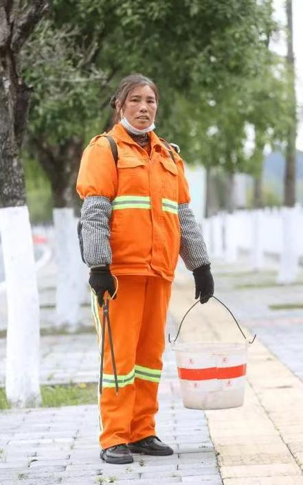 3月1日，浙江杭州，一位环卫工大姐捡到一件衣服，起初以为是别人丢弃的准备拿走扔掉