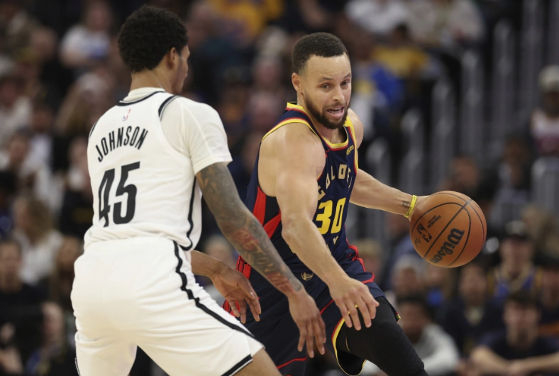 库里是不是NBA历史上最不幸运的前十超巨看过G1的都知道，面对健康的库里，森