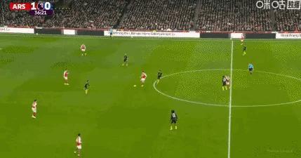 天空体育的直播里，罗伊·基恩评价曼联第一粒进球前阿森纳的失误：传给苏比门迪的球力