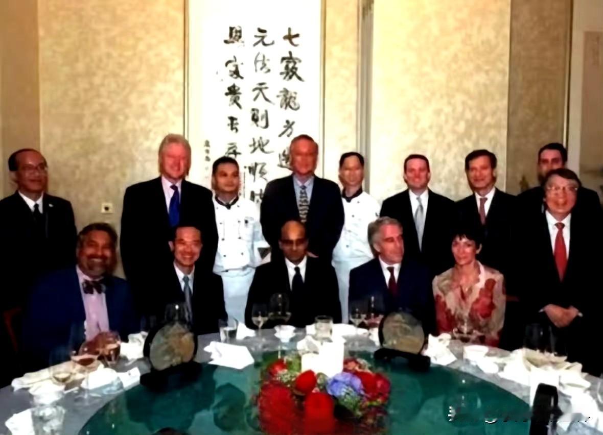 爱泼斯坦在新加坡的聚餐照片曝光，照片中间的光头男子是现任新加坡总统尚达曼。美