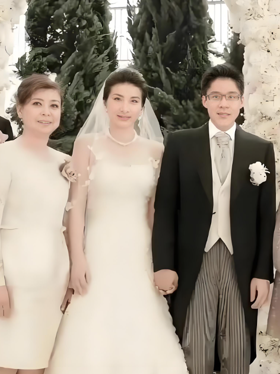 当年，郭晶晶结婚时，郭父母退回1100万彩礼，和价值3亿的四合院，婚礼当天，郭父