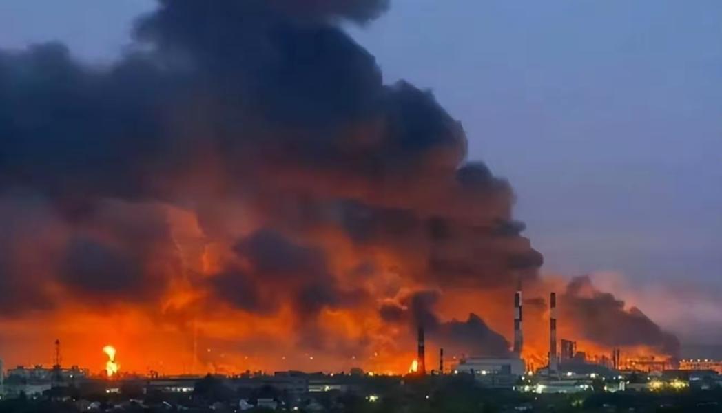 乌克兰打中了莫斯科的命脉，这次袭击很精准。注意看这个巨大的火球，这是1日夜间乌