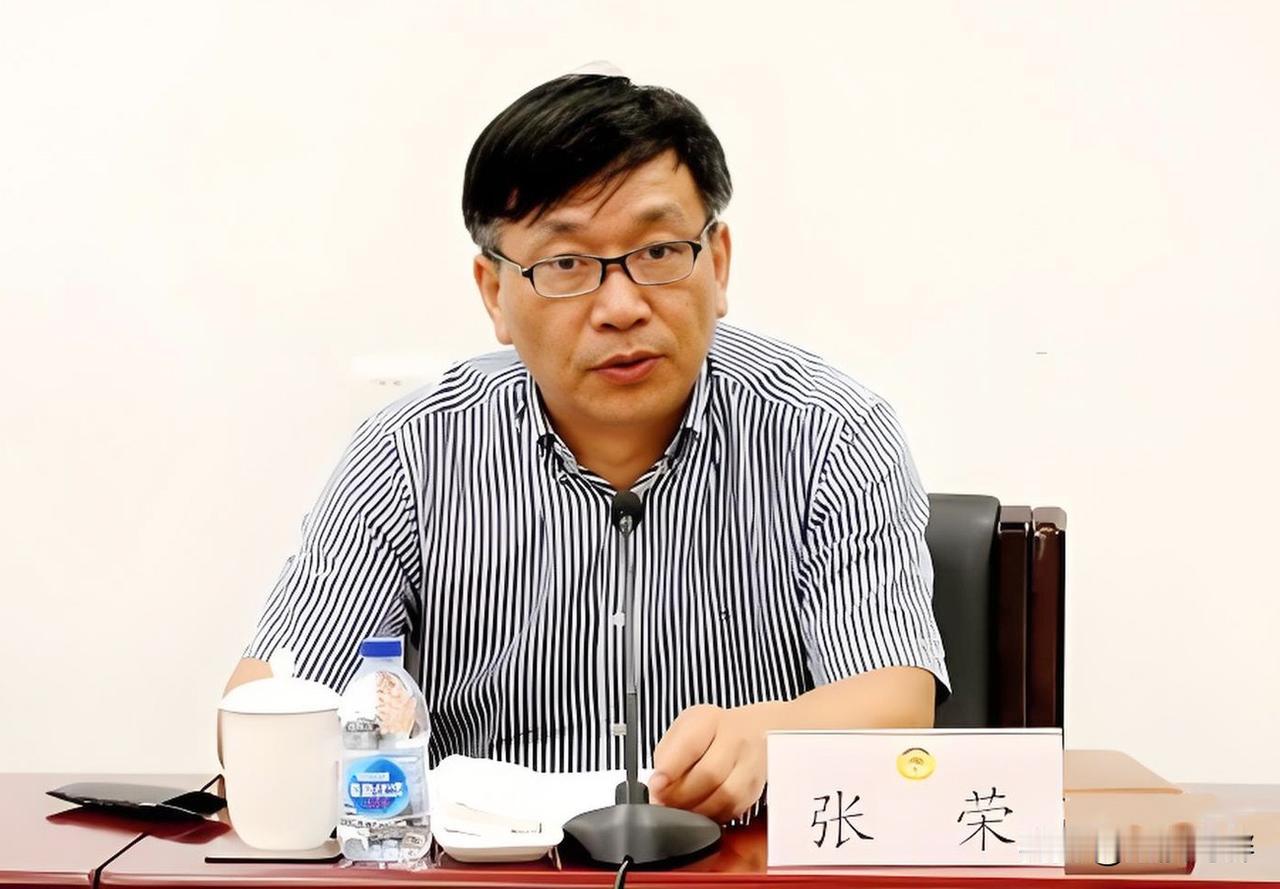 在上海市崇明区工作的张荣是一级巡视员，估计有些人跟我一样都是第一次听说一级巡视员