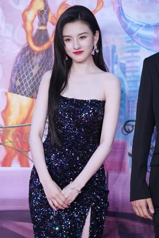 近日，宋祖儿与刘宇宁的恋情传闻在网络上快速传播，不少网友根据两人的同框画面和互动