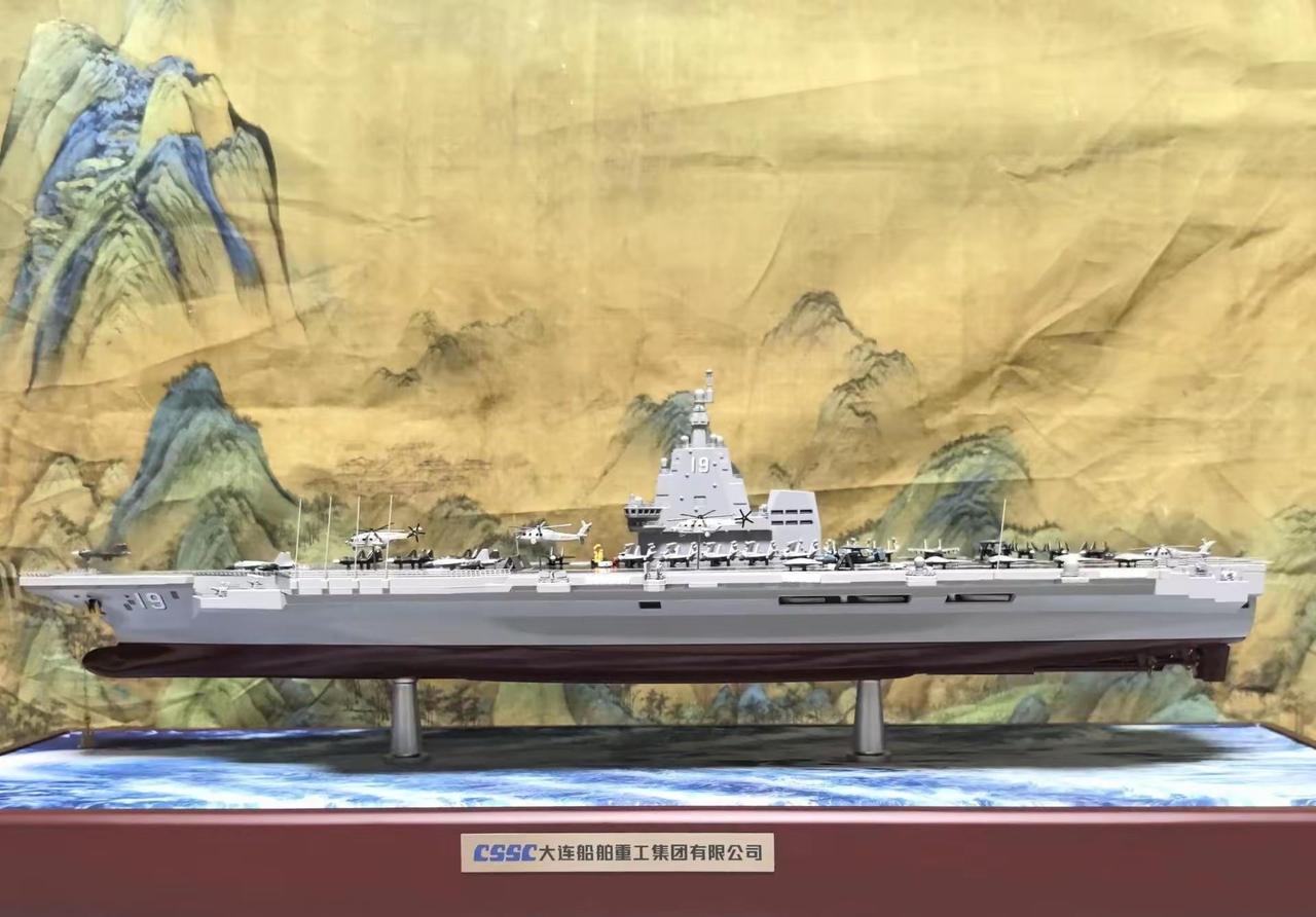 舷号19的航母模型都有了，真的应该八九不离十吧？ 不过，后面有烟囱，这还是常