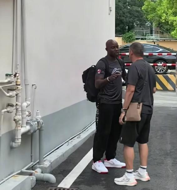 陈海涛闷声做大事！广东男篮进入休赛期后，球队对教练组进行调整。其中杜锋的离队