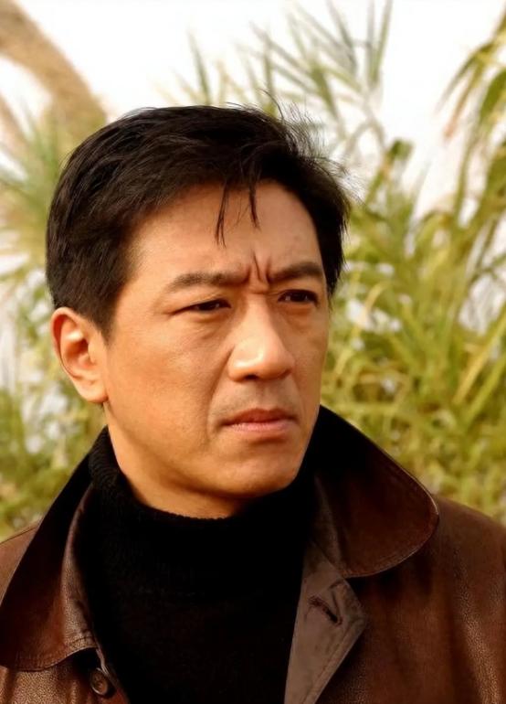 拍了70%的戏，男主角以为拿捏住了剧组，当场罢演要加钱。导演陈国军脸一沉：换人！