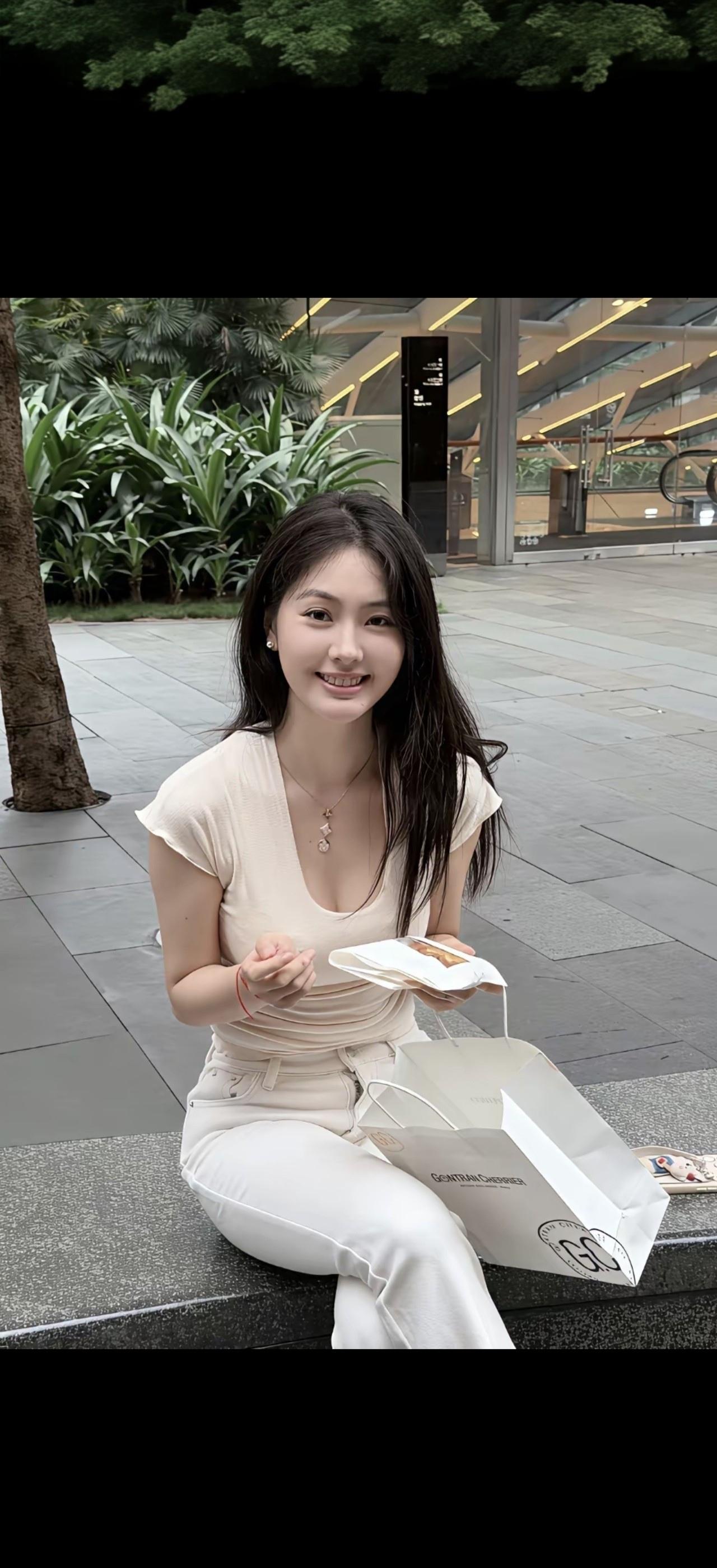 绿树掩映中，笑语盈盈处。