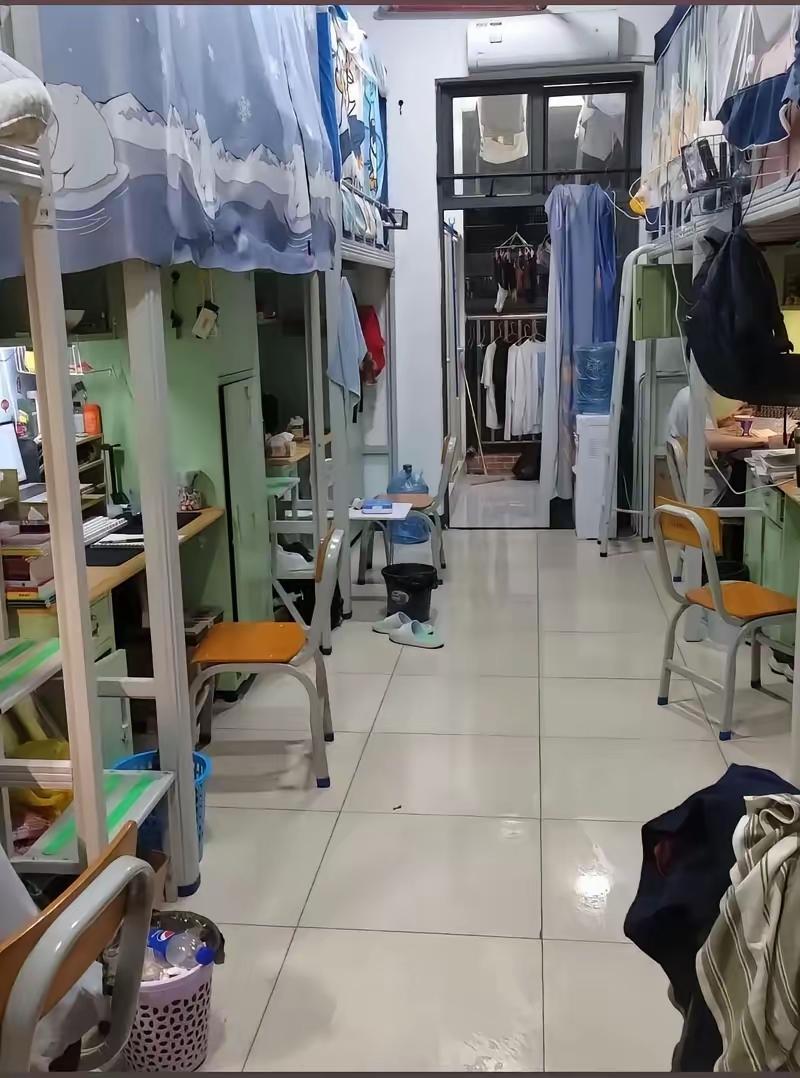 哈工大那个辅导员这回估计要被学生记一辈子。她怎么也没想到，推开门看见速食