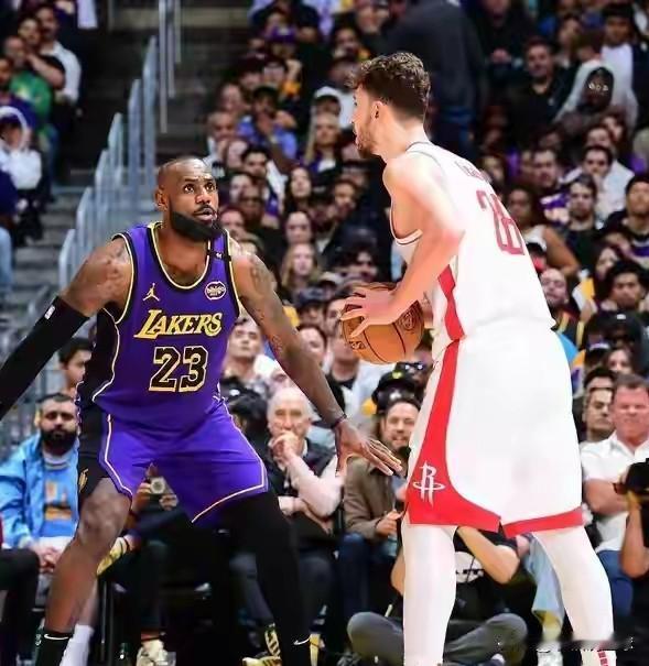 圣诞大战！芬尼·史密斯复出助火箭战湖人，东契奇和八村也能打，这下好看了:1