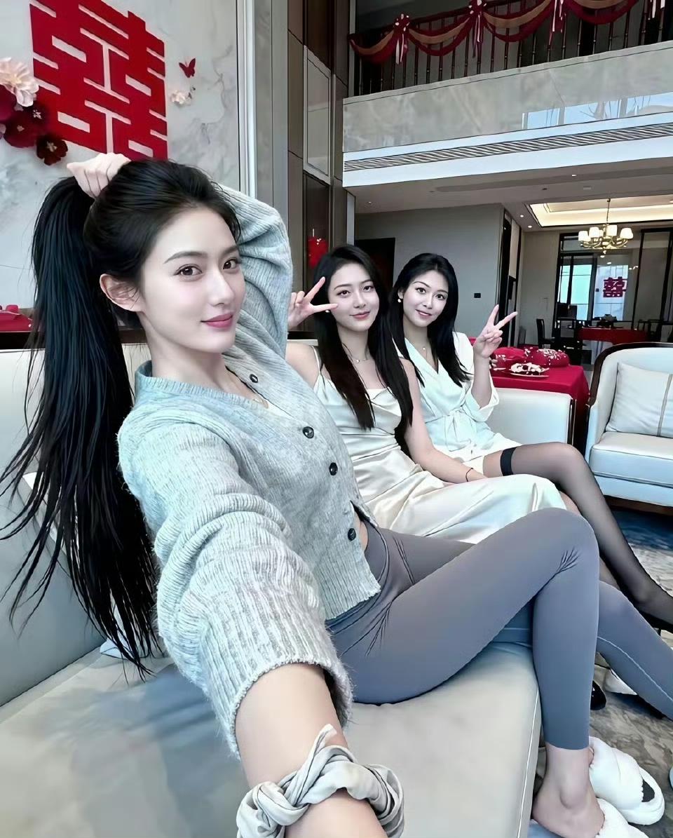 看到伴娘的第一眼就爱上了，真的是一见钟情啊，这伴娘也太漂亮了吧