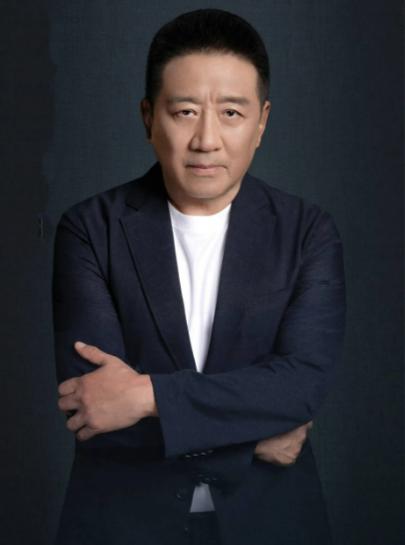 一个演员，戏拍了七成，突然要求片酬翻倍，不给就罢演。导演放话，几百盒胶片全烧了也