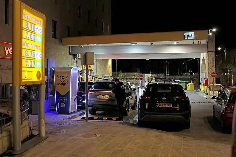 以色列的车主们看完油价牌直接懵圈了，95号汽油直接飙升到每升8.05谢克尔，这油