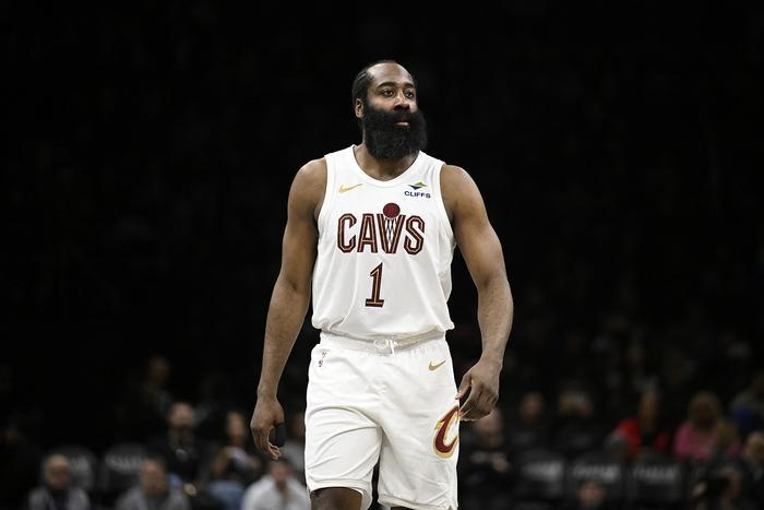 谈到哈登战魔术队时的表现，主帅阿特金森用“经典”一词来来形容，他说：“一开始，魔