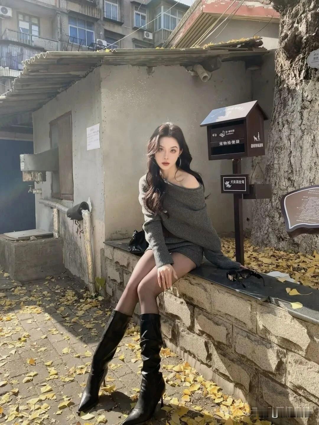 秋日暖阳下，黑靴红唇，优雅坐墙边，落叶飘零间。美女的美丽体现在何处呢？上班族如