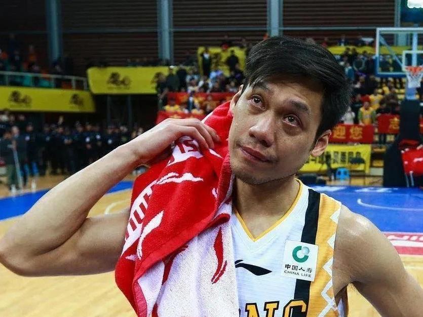 CBA最新消息：据知名篮球自媒体人@球圈赵探长报道了前广厦男篮队长，中国台湾球员