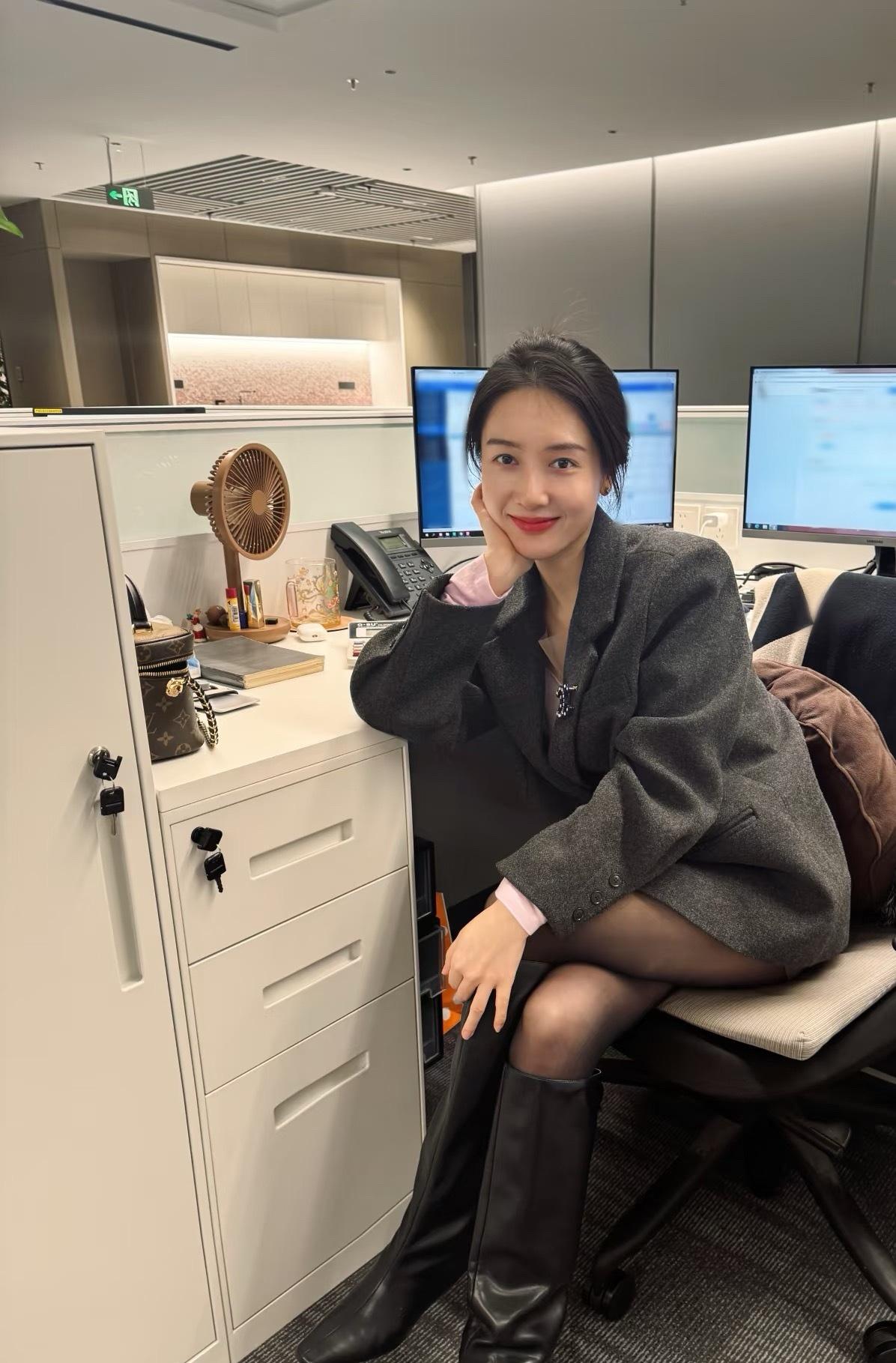 优雅办公，时尚穿搭，自信微笑，元气满满！💼💄👠