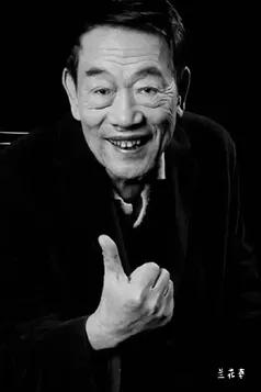 杨少华老爷子的吊唁仪式上，纸马引路，锣鼓送行，一众人齐为杨老送上最后一程。杨老