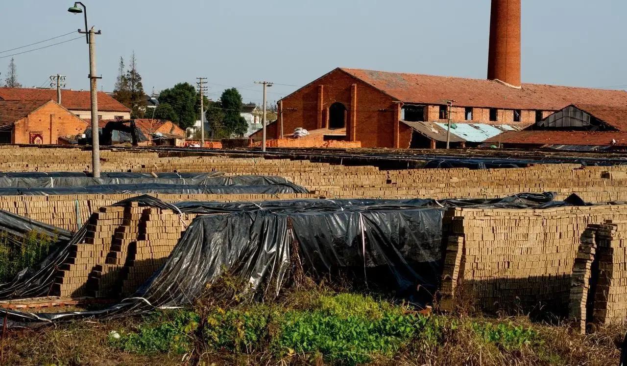 56岁的孙浩杰这些年一直在新疆农场折腾各种活计，从来没停下过赚钱的脚步。他觉得身