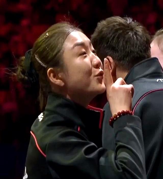 谁能想到，2024全锦赛女团决赛上陈梦那个“闭嘴”手势，藏着这么大的劲儿！面对场