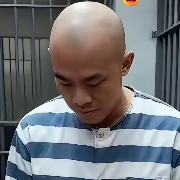 这只金毛关笼子里一阵子后变了不少，现在特乖，还掉了好几颗牙，没见过的人都不信。它