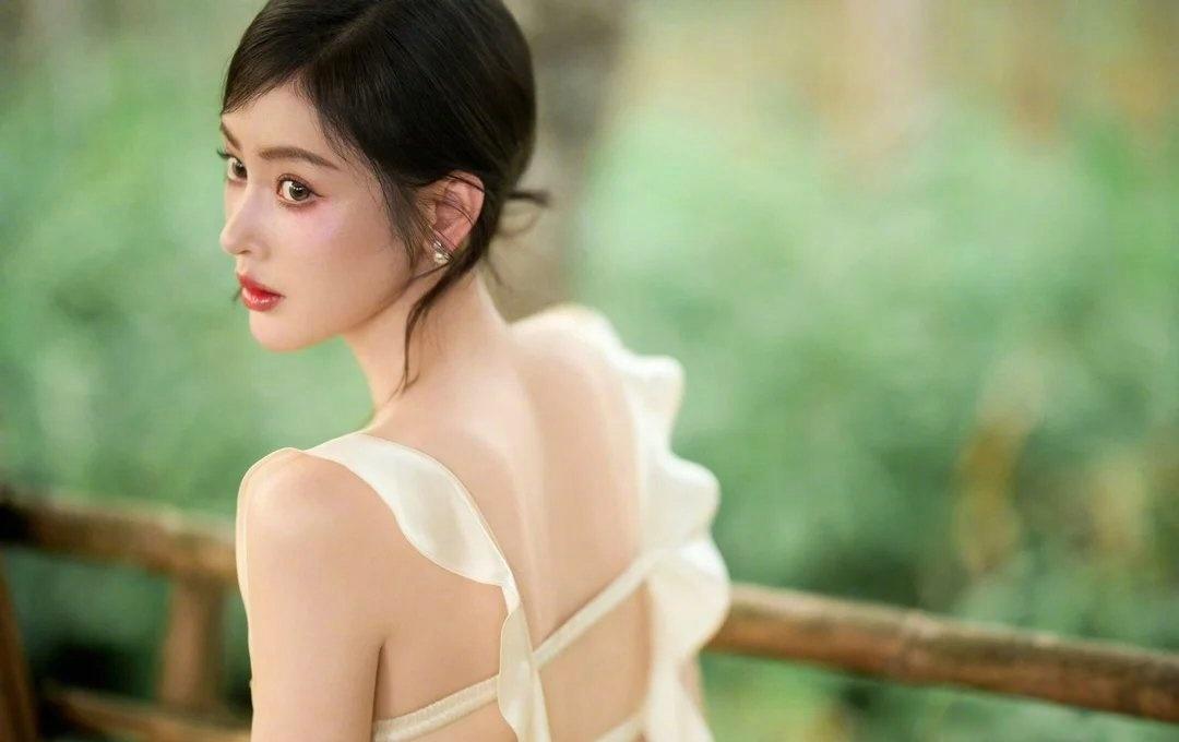 张天爱这组森系造型，把“松弛感”焊在身上了张天爱这组林间大片真的美到失语。一