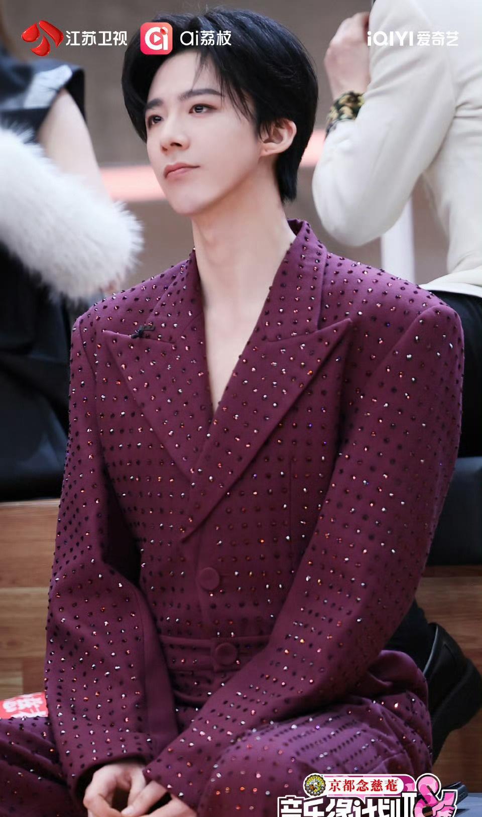 估计没人敢信，刘宇宁直播时，手在桌子底下偷偷抠自己手心。弹幕滚得飞快，他一条条