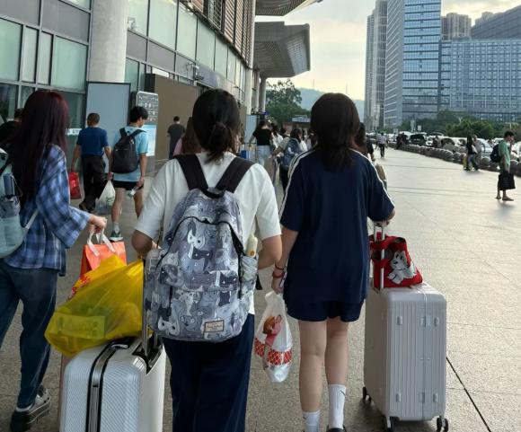今天午休，和一个做旅游平台的朋友聊了会儿。他说了三个数据，我咂摸了一下午。 
